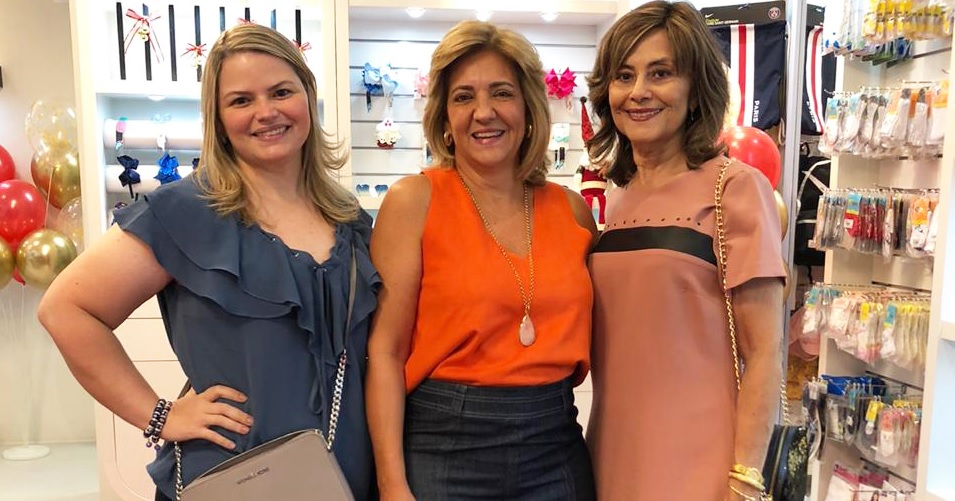 A empresária Corina Bortolozzo com Ticianny Machado e Teresinha Machado prestigiando a noite de lançamento da nova coleção do empreendimento de Corina.